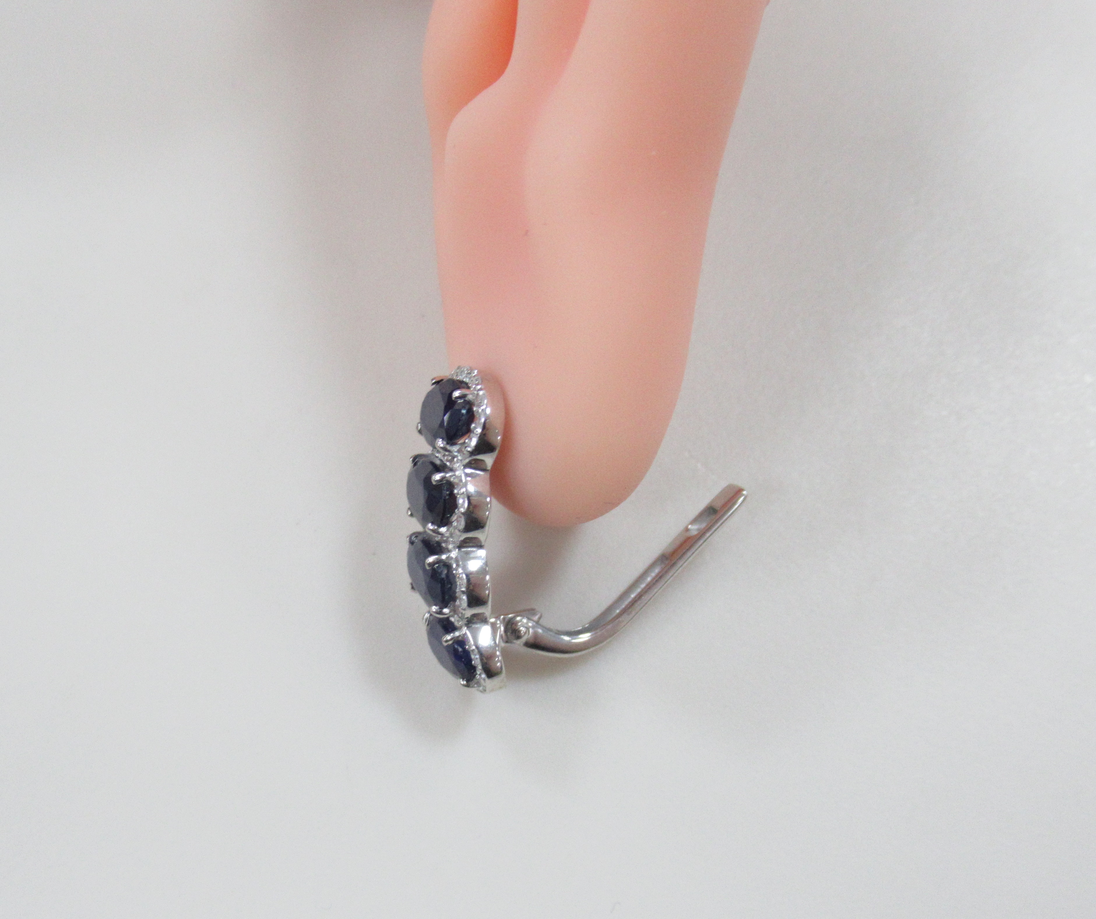 Серьги из белого золота с сапфирами